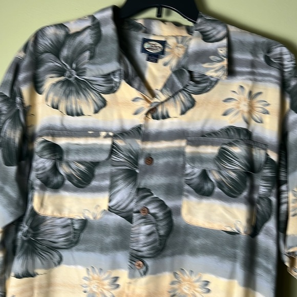 Tommy Bahama men’s Gray Floral Shirt - Picture 2 of 8